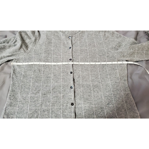Saks Fifth Avenue Women’s Cardigan Sweater XL Gray 100% Cashmere Button Front - Picture 6 of 9